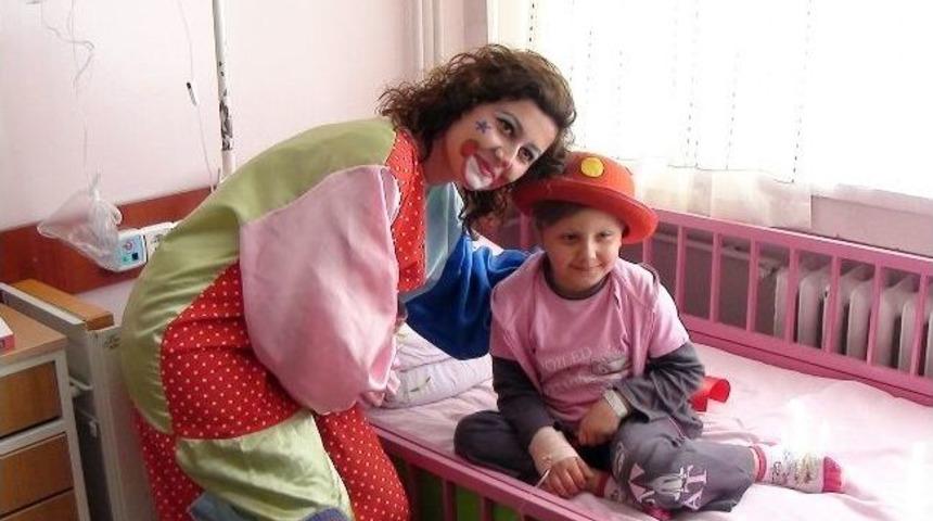 Hastanede Yatan &Ccedil;ocuklara 23 Nisan S&uuml;rprizi