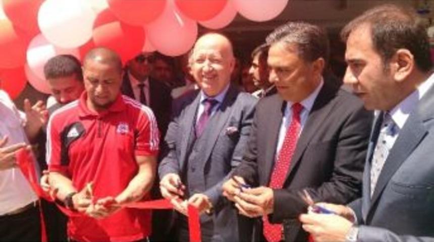 Antalya&rsquo;daki Sivas Sofrası&rsquo;nı Roberto Carlos A&ccedil;tı