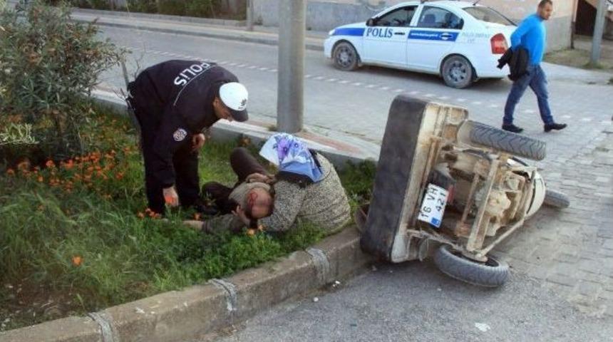 (tekrar) Yaşlı Kadın, Yaralı Kocasını Dizine Alıp Ambulans Bekledi