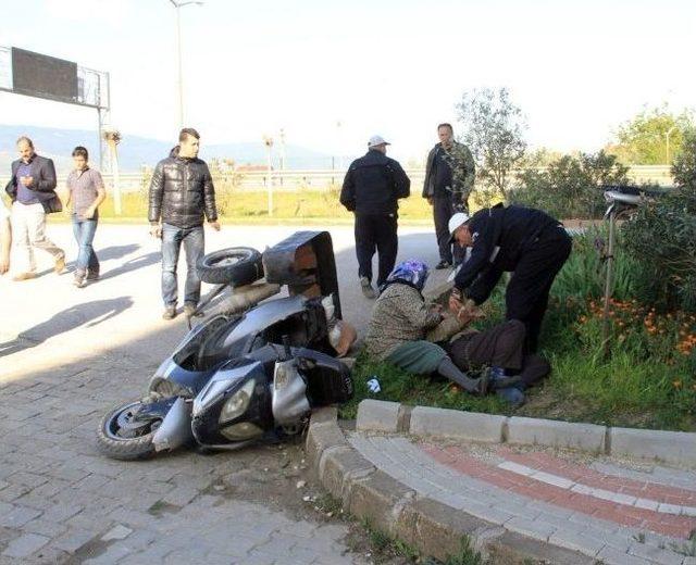 (tekrar) Yaşlı Kadın, Yaralı Kocasını Dizine Alıp Ambulans Bekledi