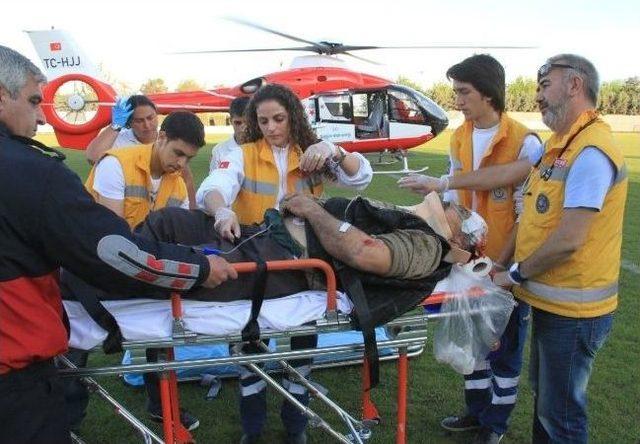 (tekrar) Yaşlı Kadın, Yaralı Kocasını Dizine Alıp Ambulans Bekledi