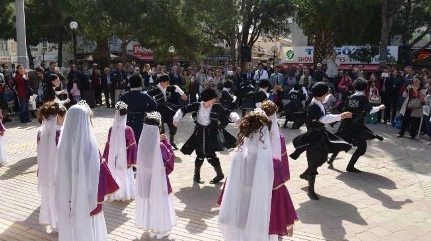 S&ouml;ke&rsquo;de Okullardan Halk Oyunları G&ouml;sterisi