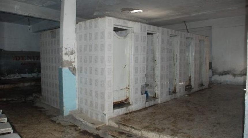 Camideki Abdesthane Ve Tuvalet Bakımsızlıktan Yıkılıyor