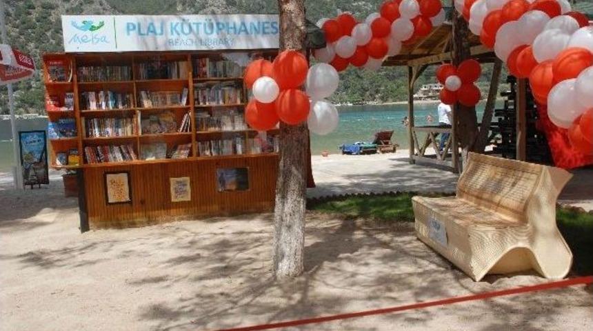 Plajda K&uuml;t&uuml;phane A&ccedil;ıldı