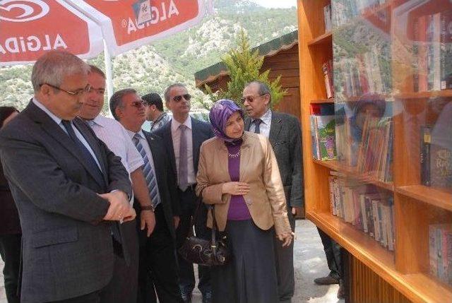 Plajda Kütüphane Açıldı