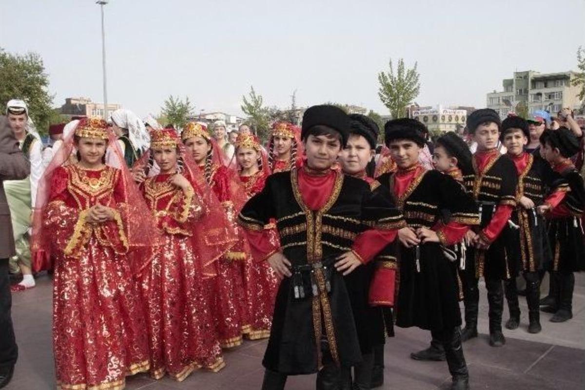 Festival Kortej Y&uuml;r&uuml;y&uuml;ş&uuml;yle Başladı