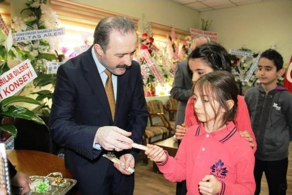 Tuşba Belediye Başkanı Do&ccedil;.dr. &Ouml;zg&ouml;k&ccedil;e, Temsili Olarak Koltuğunu Devretti