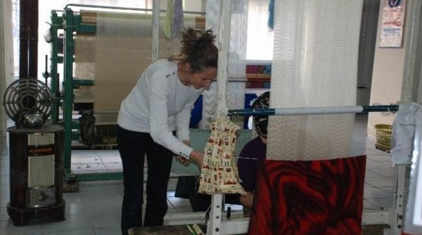 Gen&ccedil; Kızlar Dokudukları Halılarla Hayallerine Ulaşmaya &Ccedil;alışıyor