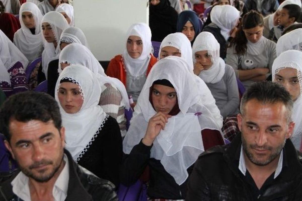 Kız &Ouml;ğrencilerden &lsquo;&ccedil;ocuk Gelinler&rsquo; Semineri
