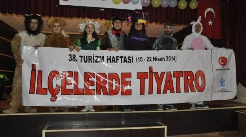 D&uuml;şler Tiyatrosu Sason'da Sahnelendi