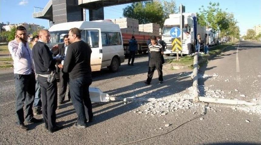 Freni Boşalan Tır Elektrik Direğine &Ccedil;arptı