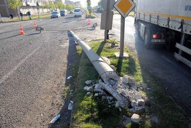 Freni Boşalan Tır Elektrik Direğine Çarptı