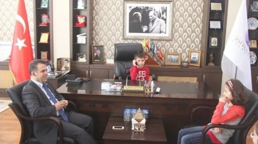 Minik &Ouml;ğrenciler Başkan Aksoy&rsquo;u Ziyaret Etti