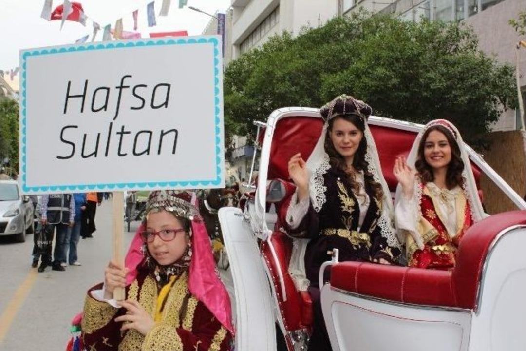 14 Farklı &Uuml;lkeyi Buluşturan Kortej Y&uuml;r&uuml;y&uuml;ş&uuml;