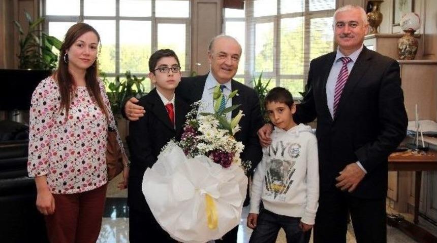 Ga&uuml;n Rekt&ouml;r&uuml; Koltuğunu Miniklere Devretti