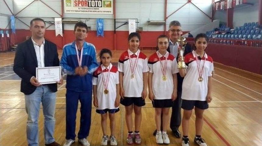 Mehmet&ccedil;ik Ortaokulu Badminton&rsquo;da T&uuml;rkiye Birincisi Oldu