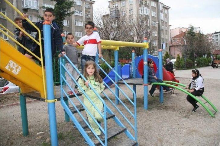 Yozgat’ta Havaların Isınmasıyla Birlikte Parklar Cıvıl Cıvıl Oldu