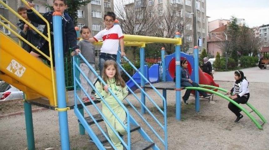 Yozgat&rsquo;ta Havaların Isınmasıyla Birlikte Parklar Cıvıl Cıvıl Oldu