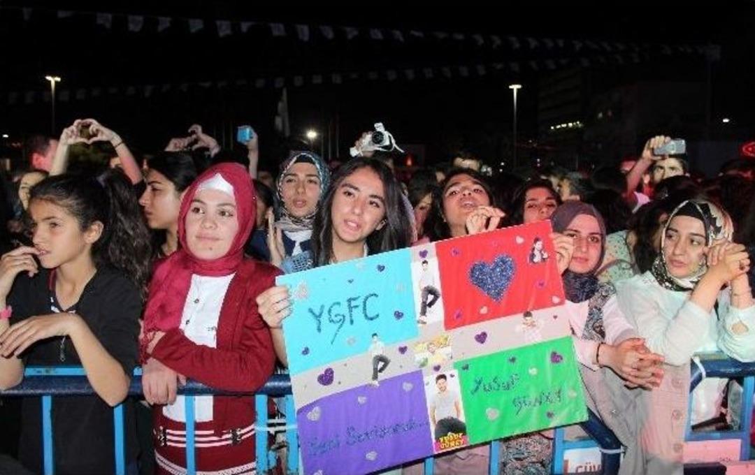 &Uuml;nl&uuml; Sanat&ccedil;ılar Manisalılarla Buluştu