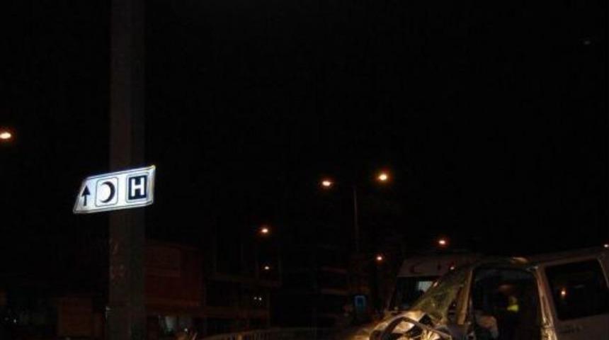 İzmir'de Trafik Kazası: 2 Yaralı