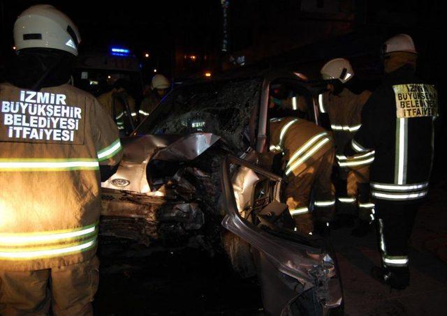 İzmir'de Trafik Kazası: 2 Yaralı