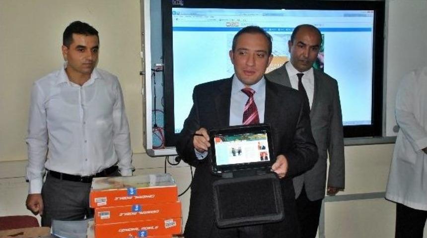 Demre'de &Ouml;ğrencilere Tablet Bilgisayar Dağıtıldı