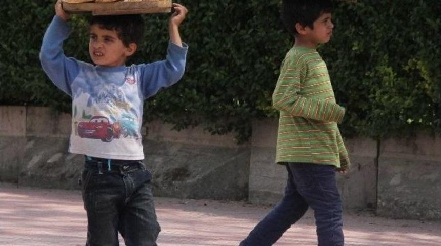 Yaşıtları Bayramda, Onlar Simit Satıyor