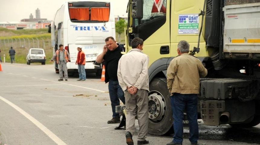 &Ccedil;anakkale'de Zincirleme Trafik Kazası: 1 Yaralı