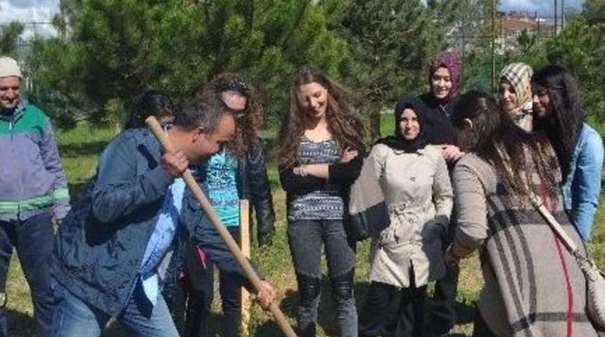 &Uuml;niversite &Ouml;ğrencileri 'g&uuml;zel Bir D&uuml;nya İ&ccedil;in' Fidan Ekti