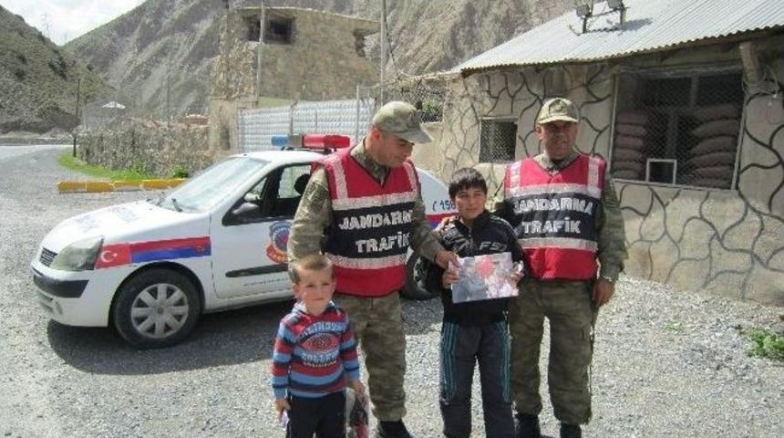 Jandarmadan &Ccedil;ocuklara 23 Nisan Hediyesi