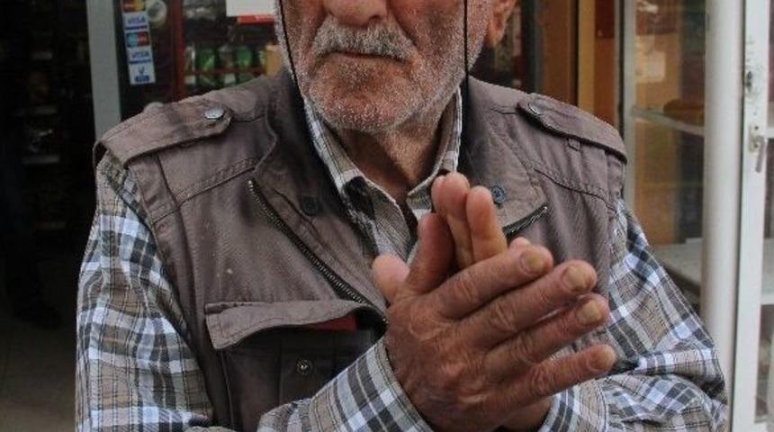 (&ouml;zel Haber) Yardım Bahanesiyle &Acirc;ma Yaşlı Adamın Maaşını &Ccedil;aldı
