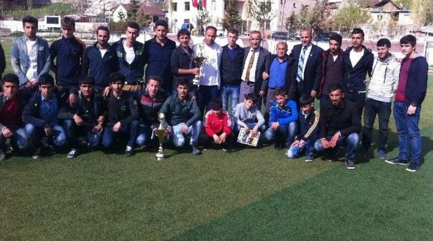 Şampiyon Takımlara Kupaları Verildi