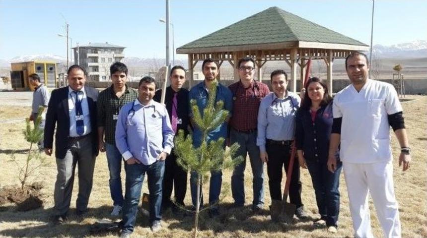 Horasan Devlet Hastanesi Baharı Fidanlarla Karşıladı
