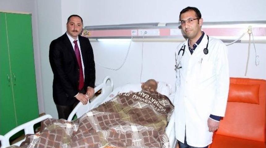 Kimsesiz Vatandaşa Hastane &Ccedil;alışanları Bakıyor