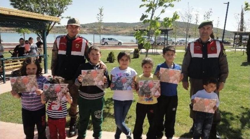 Jandarmadan &Ccedil;ocuklara 23 Nisan Hediyesi