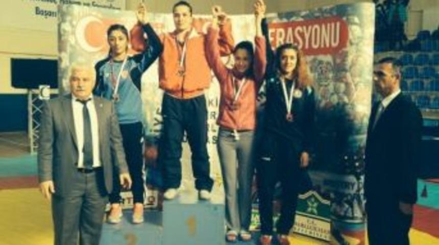 &Ccedil;om&uuml; G&uuml;reş Takımı Madalyayla D&ouml;nd&uuml;