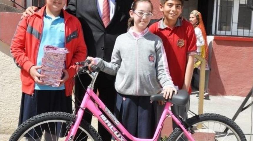 Cumhuriyet&rsquo;in D&uuml;zenlediği Matematik Olimpiyatında Hediyeler Sahiplerini Buldu