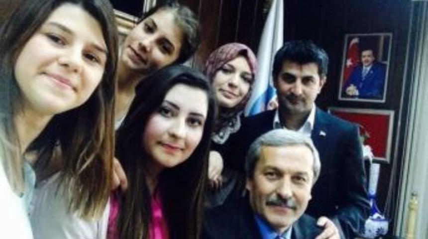 Osmaneli Belediye Başkanı Şahin'in &Ouml;ğrencilerle "selfie"si