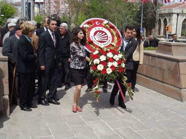 Chp, Atatürk Anıtı’na Çelenk Koydu