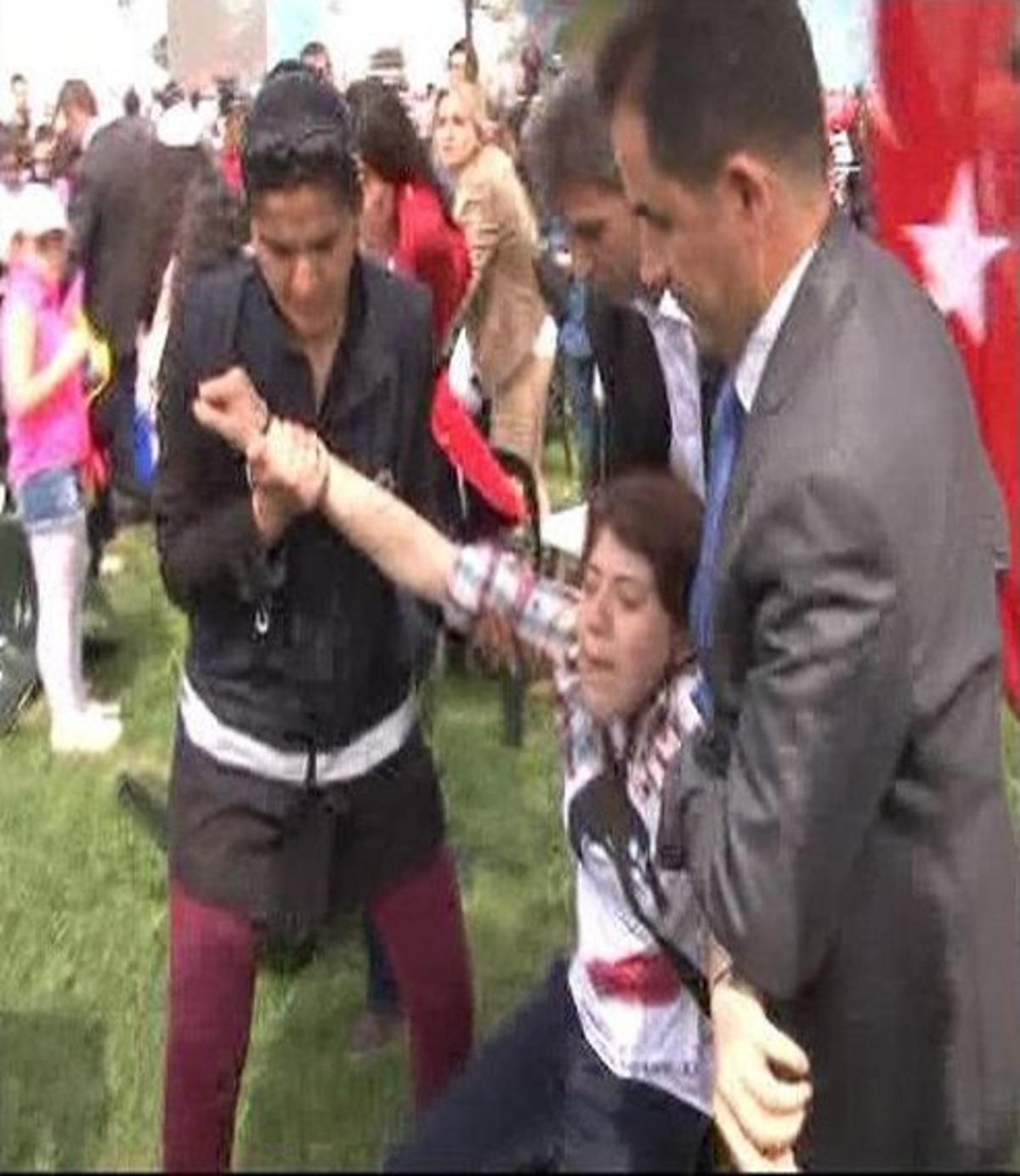 23 Nisan Şenliğinde 'berkin Elvan' Protestosu