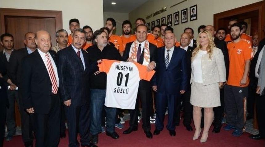 H&uuml;seyin S&ouml;zl&uuml;&rsquo;ye Turuncu Beyaz Forma