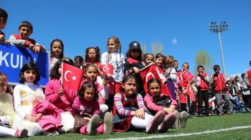 Oltu'da 23 Nisan Coşkusu 23 Nisan Ulusal Egemenlik Ve &Ccedil;ocuk Bayramı &Ccedil;eşitli Etkinliklerle Kutlandı
