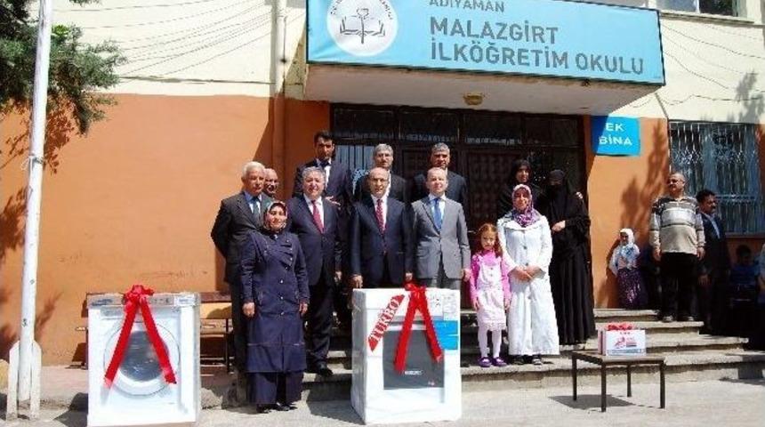 Başarılı Velilere Hediyeleri Verildi