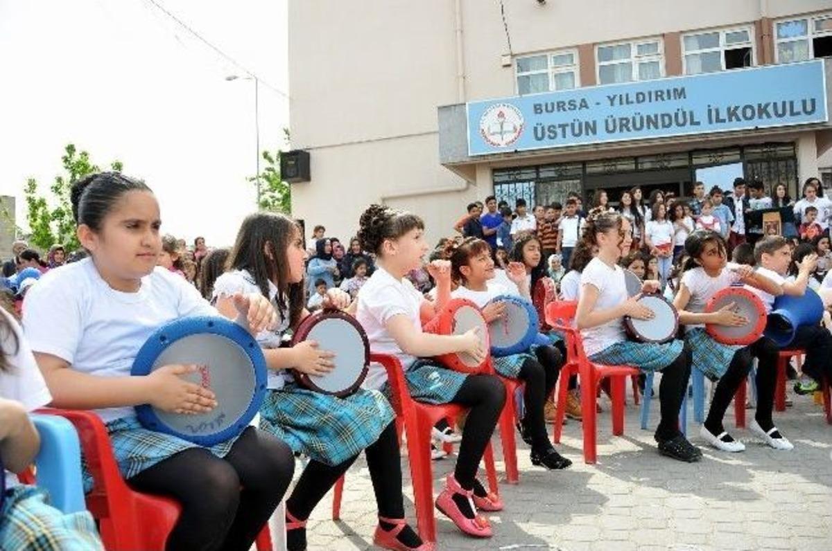 100 &Ccedil;ocuk Aynı Anda Darbuka &Ccedil;alarak 23 Nisan&rsquo;ı Kutladı