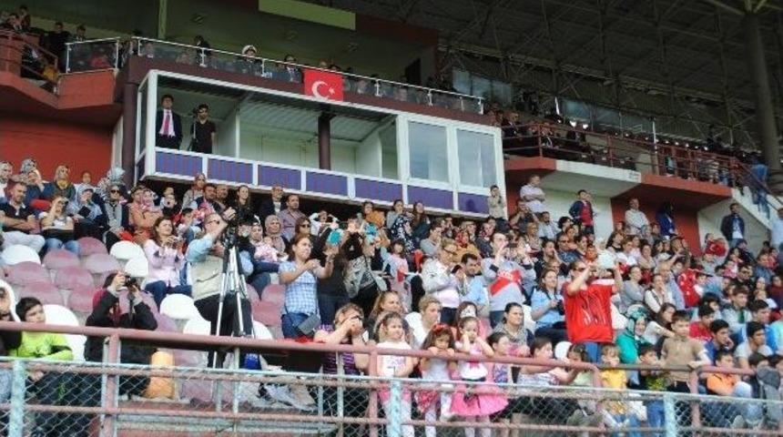G&uuml;ng&ouml;ren'de 7'den 70'e 23 Nisan Coşkusu