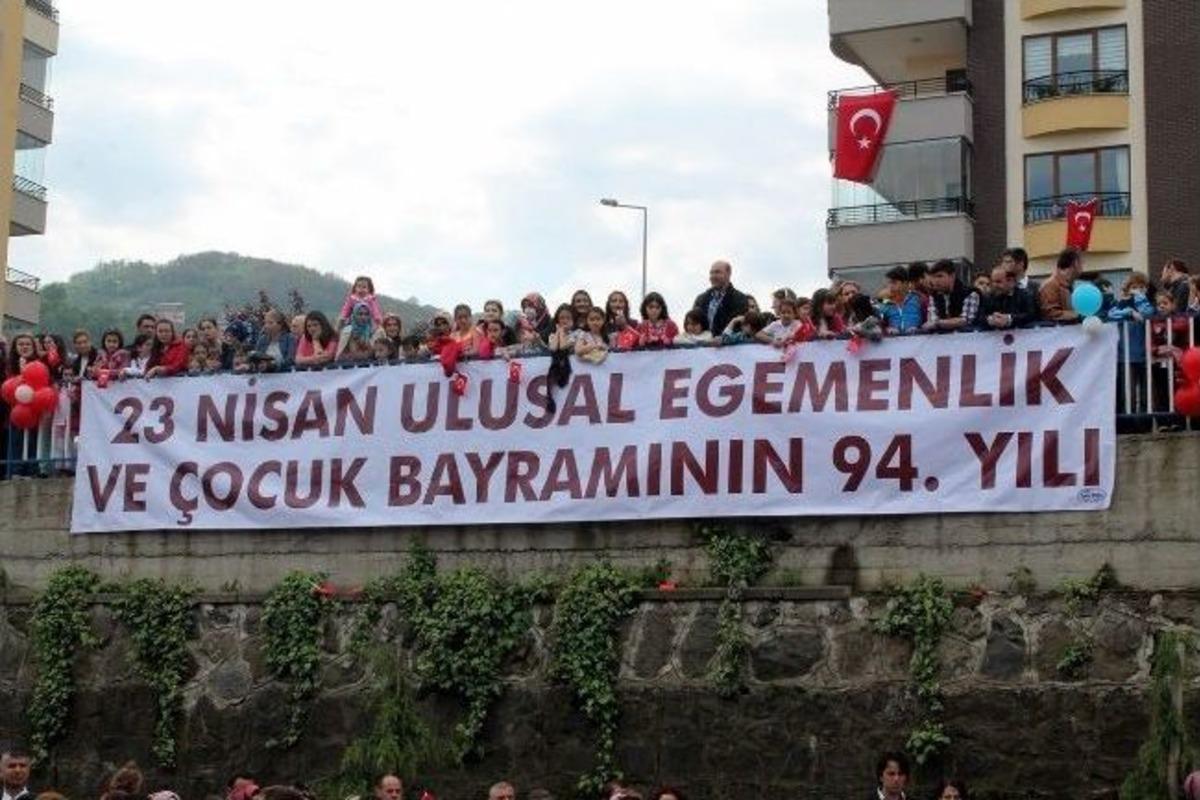 &Ccedil;emberi G&ouml;z&uuml;ne Dolanan &Ouml;ğrenci Horon Oynamaya Devam Etti