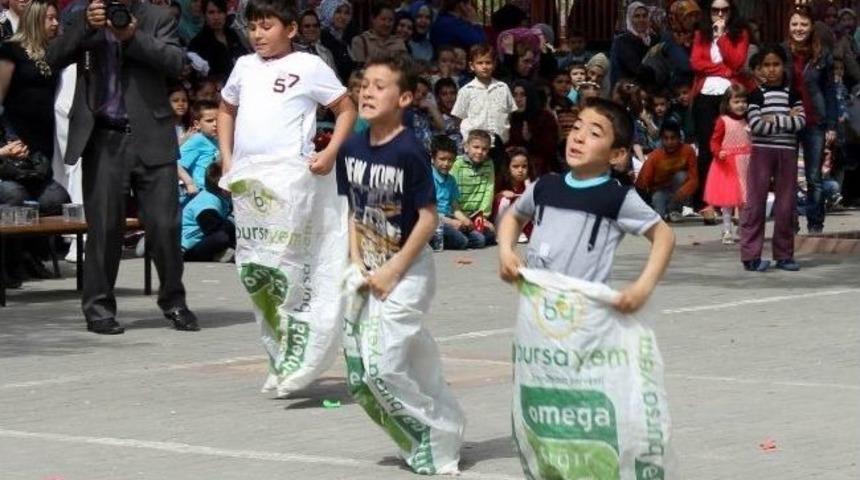 &Ouml;ğrenciler 23 Nisanı Oyunlar Oynayarak Kutladı