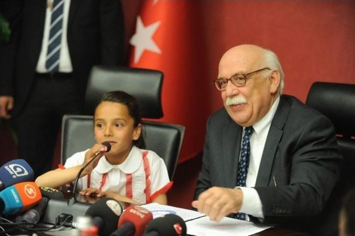 Milli Eğitim Bakanı Avcı, Koltuğunu &Ccedil;ocuklara Devretti