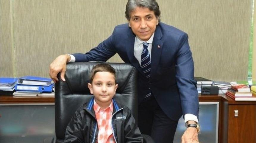 Mustafa Demir, Koltuğunu Minik Mert&rsquo;e Bıraktı