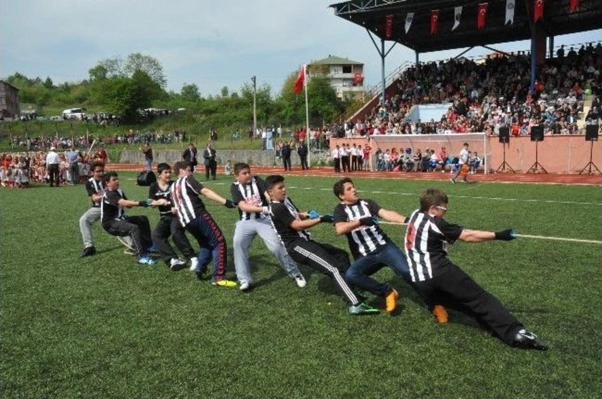 Ak&ccedil;akoca'da 23 Nisan Kutlaması Ş&ouml;len Havasında Ge&ccedil;ti